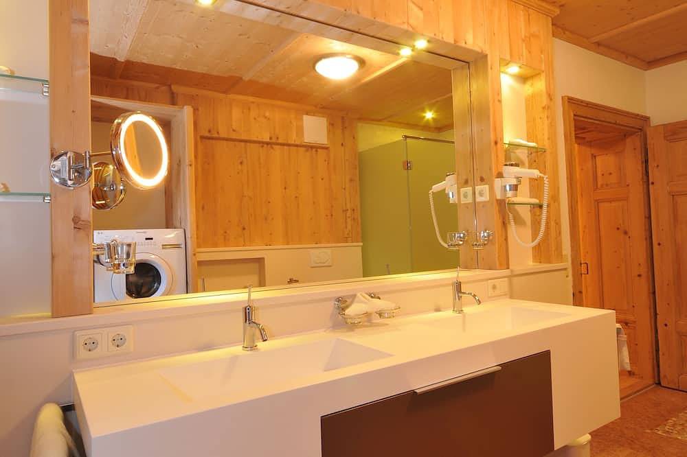 Entire apartment, 2 Emanuela, antique villa with veranda and unique mountain views in Zellberg, Tirolean lowland region