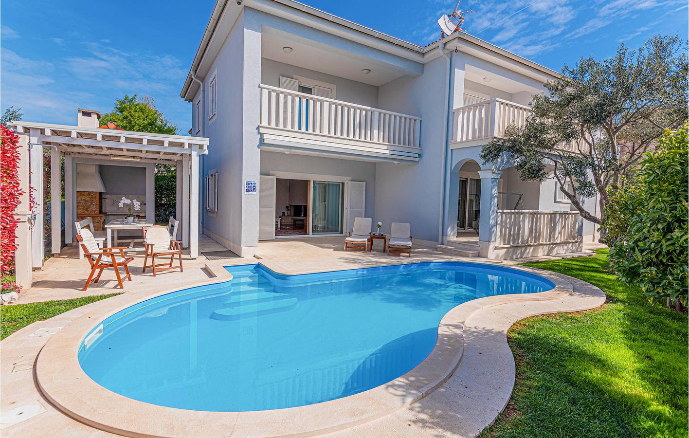 Gemütlich, 1,5 km vom Strand entfernt: Apartment mit Meerblick, Pool und Parkplatz in Vodice, Šibenik-Knin