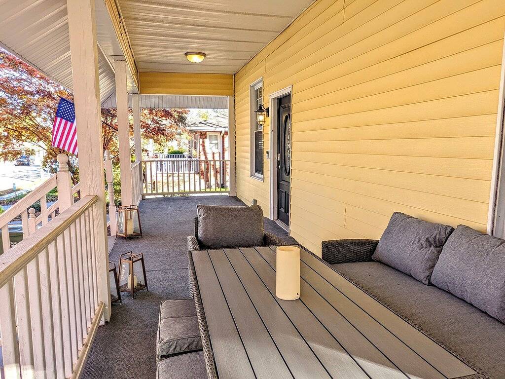 Bearcat Bungalow located in the heart of Downtown in Hendersonville, Henderson County (NC)