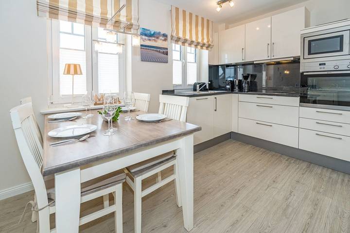 Ganze Wohnung, 3-Zimmer-Ferienwohnung mit Balkon. - nur 300 Meter zum Strand. in Westerland, Sylt (Gemeinde)