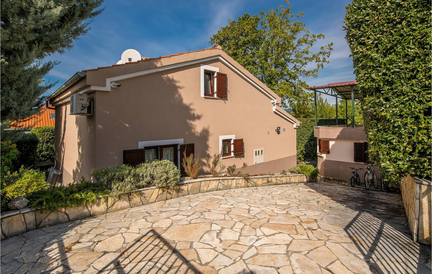 Moderne 135 m² große Wohnung mit Terrasse, Parkplatz und 1,5 km Entfernung zum Strand in Njivice, Krk