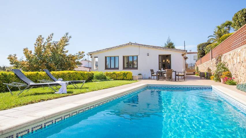Villa voor 6 personen, with zwembad and terras as well as tuin, met huisdier in Blanes