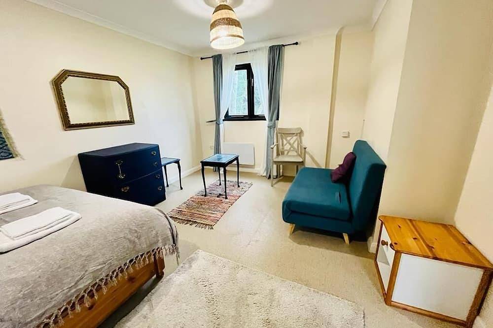 Vintage style Lodge In Windsor! Sleeps 15! Hot Tub! in Berkshire