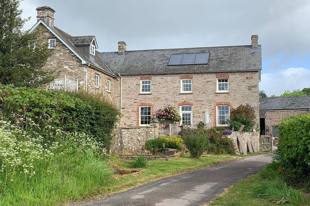 Unique Bed & Breakfast with stunning views in Powys