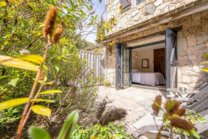 Gîte pour 2 personnes, avec Balcon et Terrasse ainsi que Jardin et Piscine à Levie - 2
