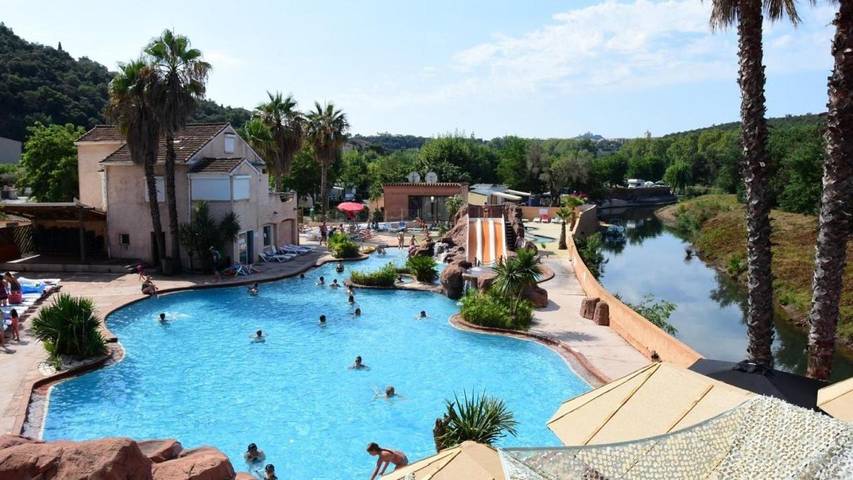 Village de vacances pour 4 personnes, avec terrasse et piscine, animaux acceptés sur la Côte d'Azur