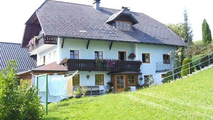 Ferienwohnung für 12 Personen, mit Balkon und Garten sowie Pool am Traunsee
