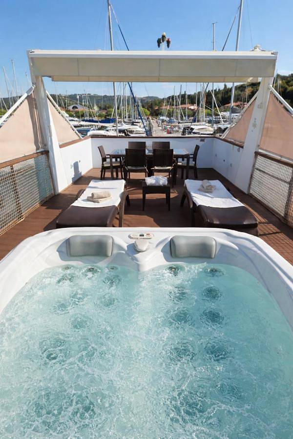 Boot für 6 Personen, mit Balkon und Whirlpool sowie Terrasse und Pool in Slowenien