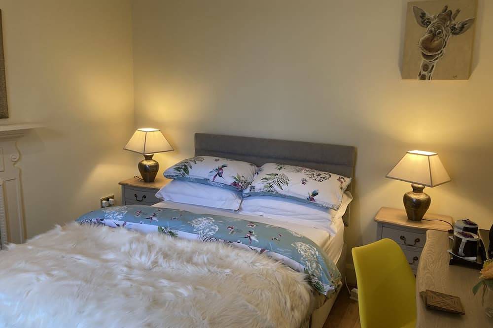 Entire apartment, Mountroyal Victorian Self Catering Apartments 3&4.  (Sleeps9.) in Belfast, County Down