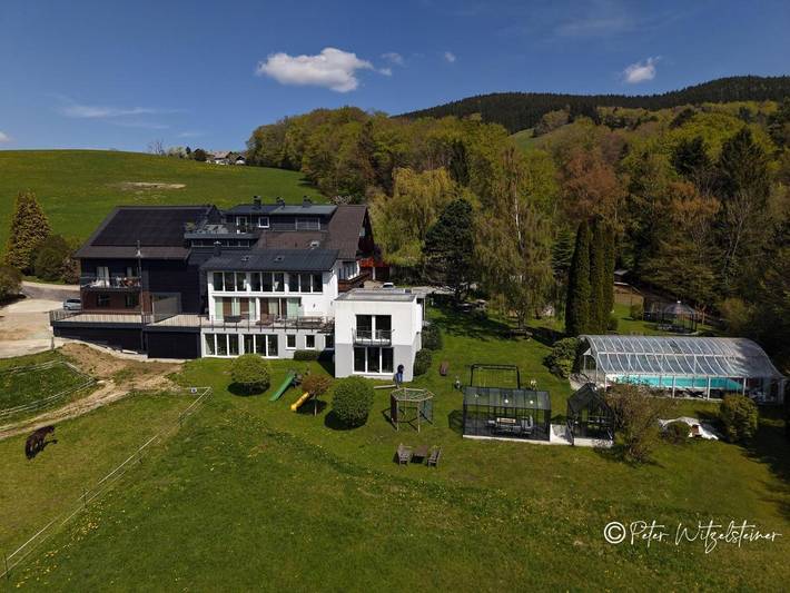 BnB für 2 Personen, mit Pool und Sauna sowie Garten und Ausblick, mit Haustier im Salzkammergut