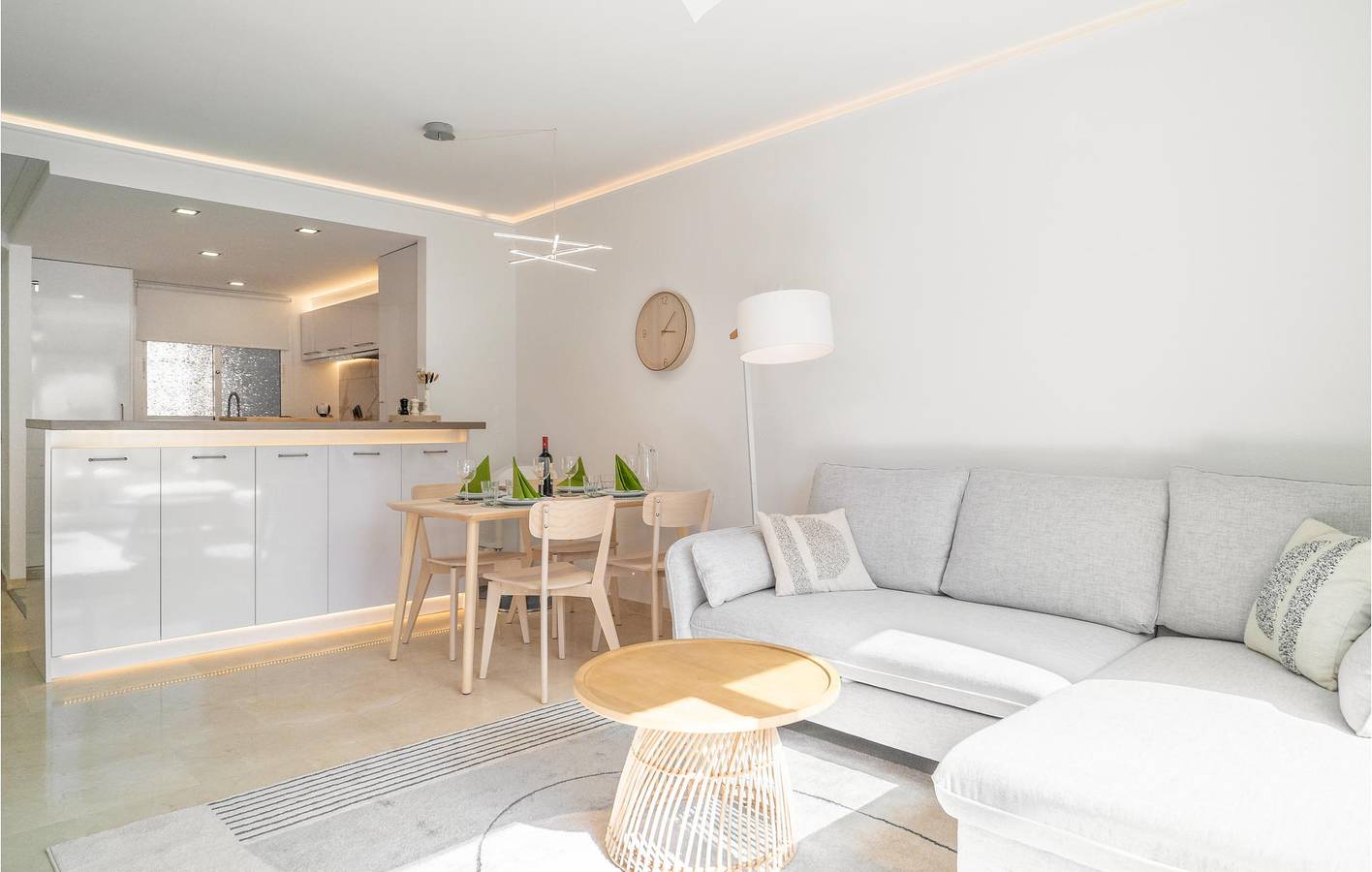 Entire holiday apartment, Sea View Apartment with Parking, Pool & Terrace in Mijas Costa, Mijas