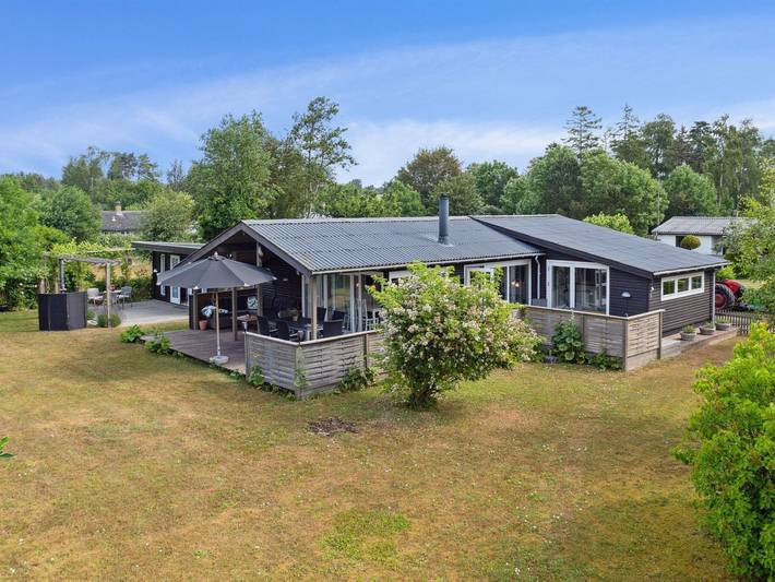 Ferieudlejning for 7 personer, med Terrasse i Fejø