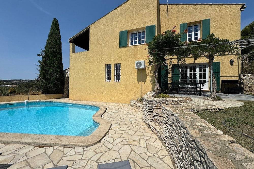 Les Hauts de Bezouce, calme, view and pool in Bezouce, Region de Nimes