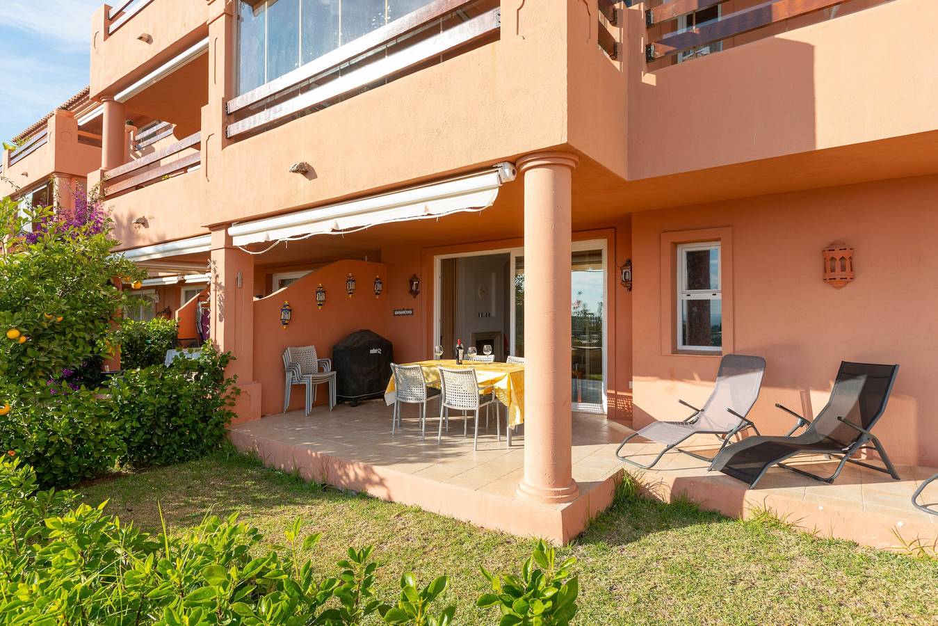 Appartement entier, Appartement Fuengirola Hills avec vue sur mer et montagne, piscine, Wi-Fi, jardin et terrasse in Fuengirola Hills (Costa Del Sol), Fuengirola