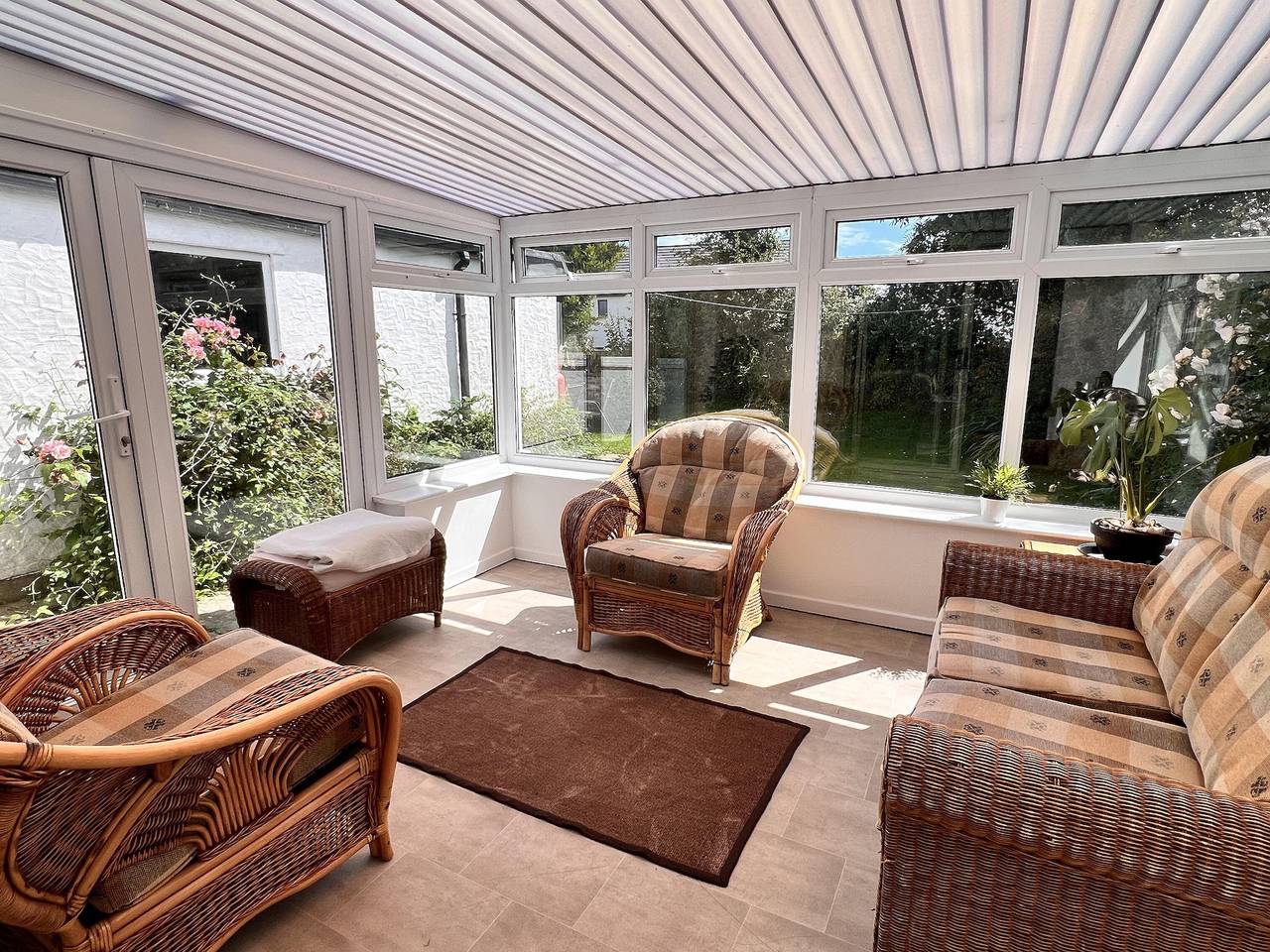 2 Bed Family Bungalow, Wifi, Parking, Garden, Dogs in Red Wharf Bay, Isle of Anglesey
