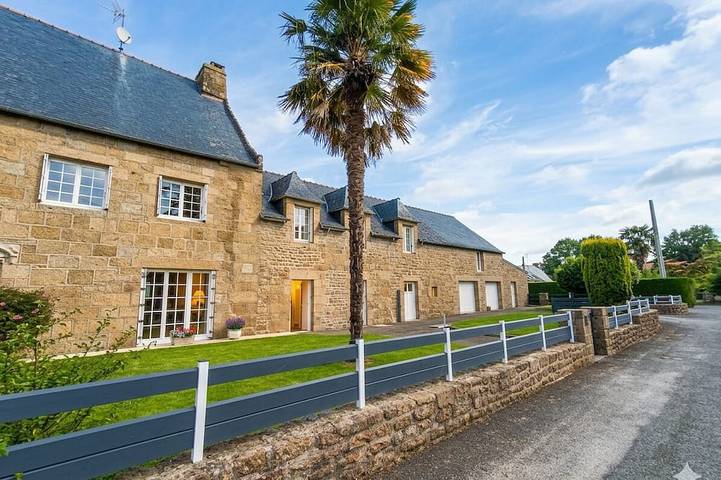 Location de vacances pour 14 personnes, avec jardin et terrasse dans Saint-Marc-le-Blanc