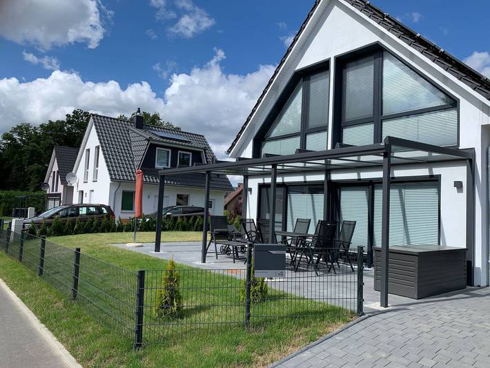 Ferienhaus für 8 Personen, mit Terrasse und Whirlpool sowie Garten und Pool in Göhren-Lebbin - 2