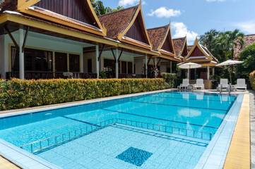 Station pour 3 personnes, avec bassin pour enfant et jardin ainsi que vue et piscine dans Bang Tao Beach