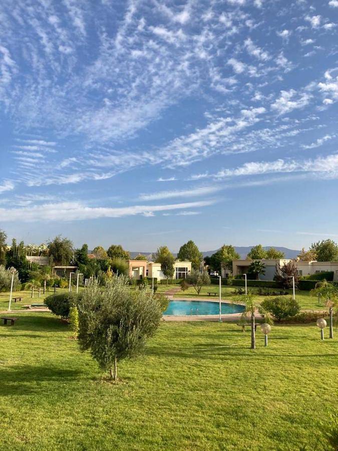 Gîte pour 4 personnes, avec piscine ainsi que vue et balcon dans Ain Cheggag