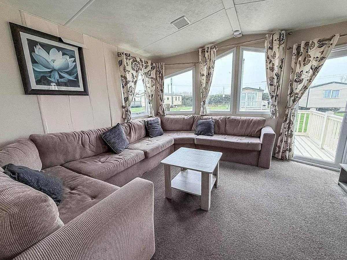 Superb 8 Berth Caravan For Hire At A Great Holiday Park In Norfolk Ref 50026M in California (Great Yarmouth), Great Yarmouth