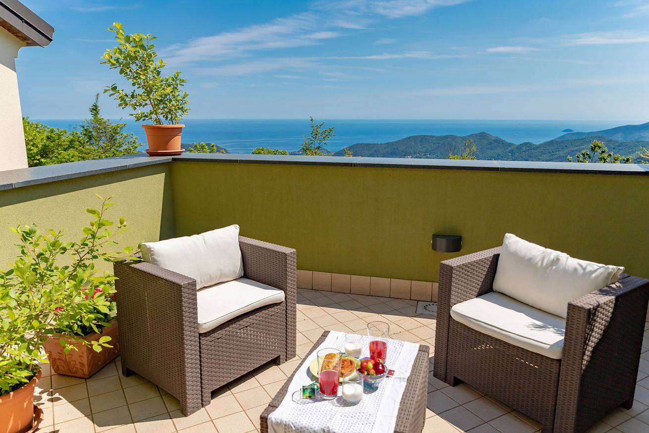 Entire apartment, Albatros - swimming pool with sea view and terrace in Magliolo, Ligurian Alps