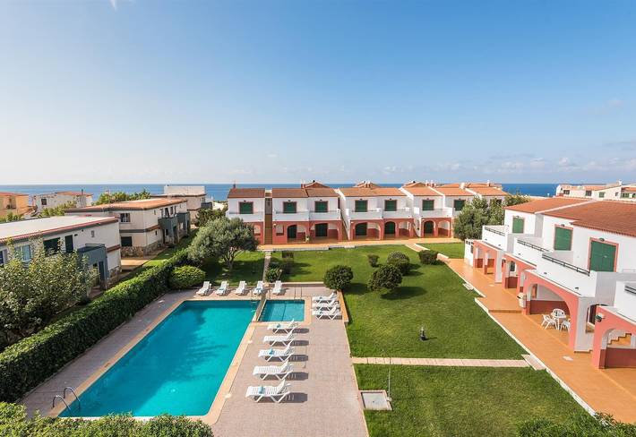 Apartamento entero, "Apartment 30 meters from the beach" con piscina, Wi-Fi, terrazas y jardín in Cala Blanes, Ciudadela