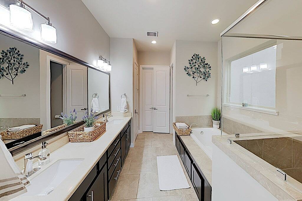 Washington Corridor All-Suite w/ 2-Car Garage, Balcony & Gourmet Kitchen in Houston, Harris County