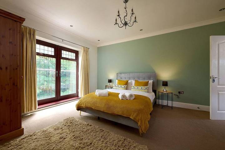 Spacious 7Br Home, families & Contractors, Hot Tub in Staffordshire