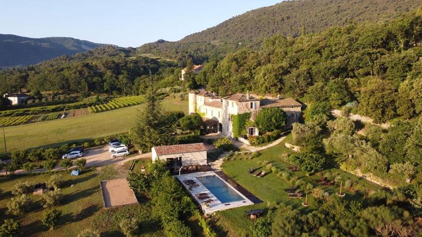 Gîte pour 2 personnes, avec Jacuzzi et Terrasse ainsi que Jardin et Piscine à Crestet