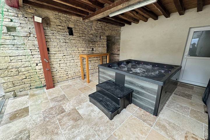 Agriturismo for 17 personer, med have og jacuzzi i Bourgogne