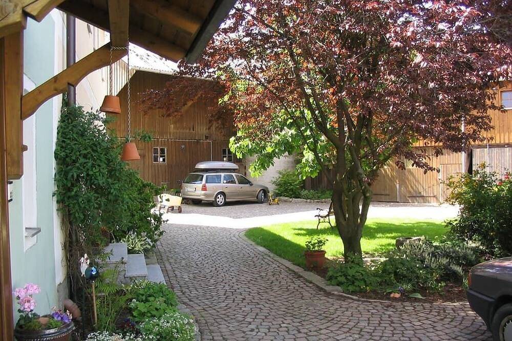 Ganze Wohnung, Gemütliche Ferienwohnung mit möblierter Terrasse und Zugang zum Garten in Plößberg, Ostbayern