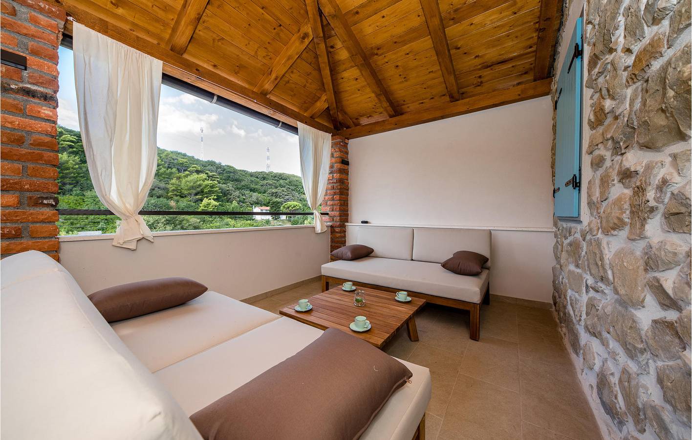 Charmante 230 m² große Ferienwohnung mit Pool, in der Nähe des FKK-Strandes von Kandarola in Palit, Rab
