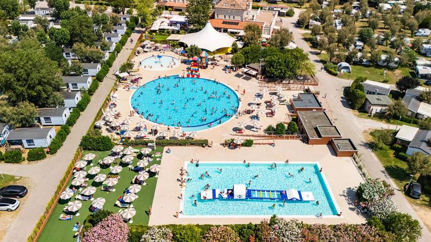 Wohnwagen für 4 Personen, mit Terrasse und Pool, mit Haustier