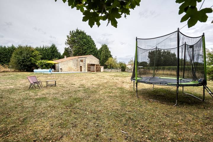 Casa de Vacaciones 'La Musardière' con Piscina Privada, Terraza Privada y Wi-Fi in Champagnolles, Región de Jonzac