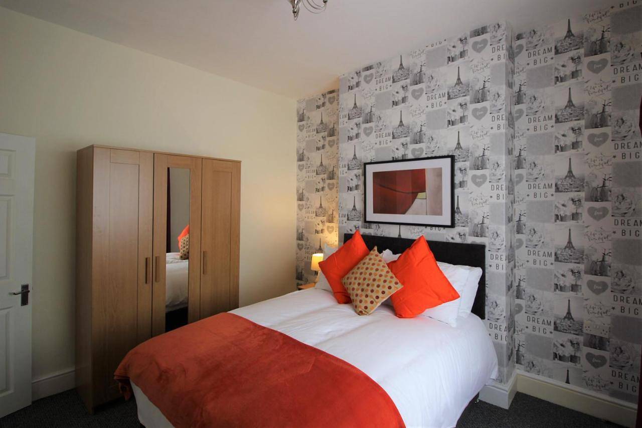 Spacious House in Cleethorpes - sleeps 10 in Cleethorpes, Grimsby and Cleethorpes