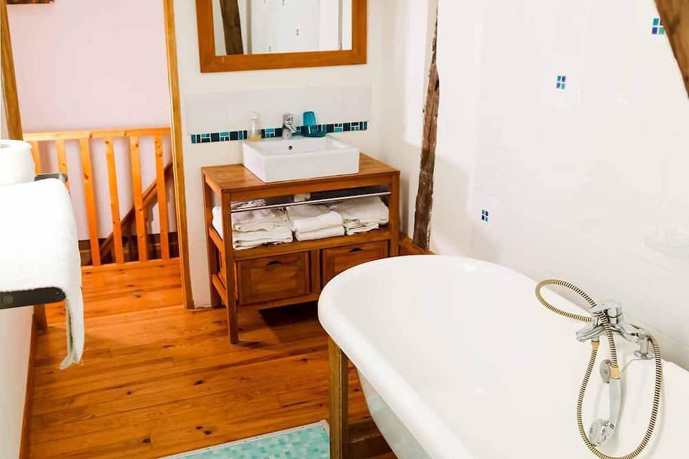 Le Pigeonnier 3 chbrs, salle de bain, douche, salon, salle à manger et cuisine in Madiran, Hautes-Pyrénées