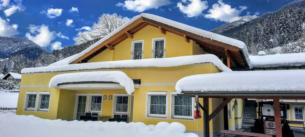 Ferienwohnung für 8 Personen, mit Balkon und Terrasse sowie Garten und Pool in Flattach