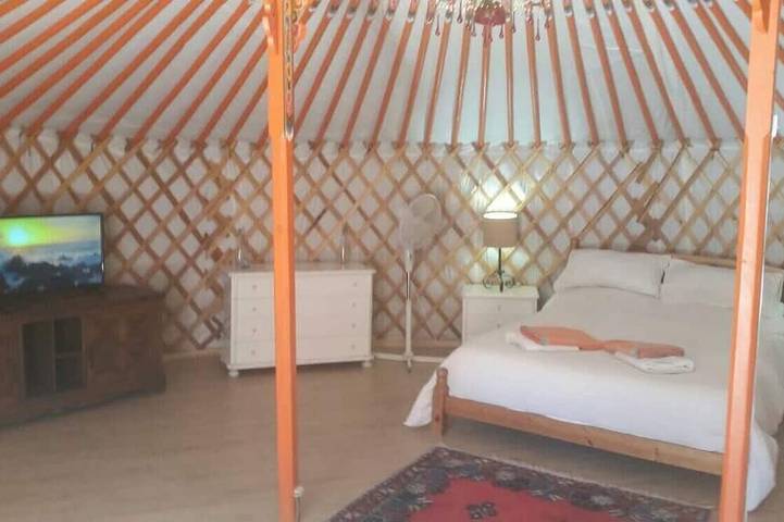 Yourte mongole unique, romantique, isolée avec piscine privée, 5 couchages, wifi, in Sayalonga, Cordillera Penibética