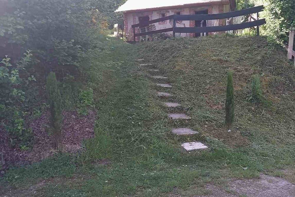 Cosy cottage with grounds, ideal for hikers, pilgrims, couples and teenagers. in Cransac, Aveyron (desambiguación)