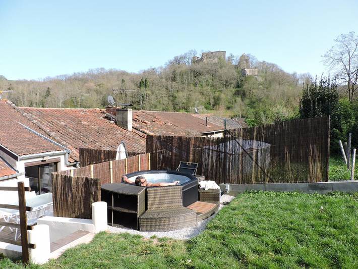 Gîte pour 4 personnes, avec terrasse ainsi que jacuzzi et jardin, animaux acceptés dans l' Ariège