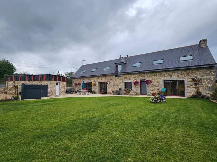Location de vacances pour 10 personnes, avec piscine et jardin à Bourbriac - 4