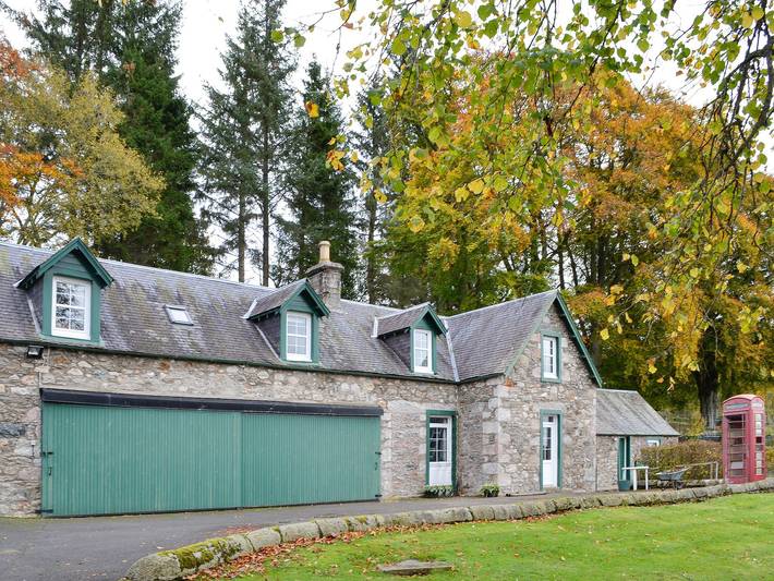 Log cabin for 5 people, with garden in Glenshee