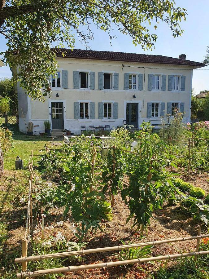 Chambre d’hôte pour 4 personnes, avec bassin pour enfant ainsi que vue et jardin
