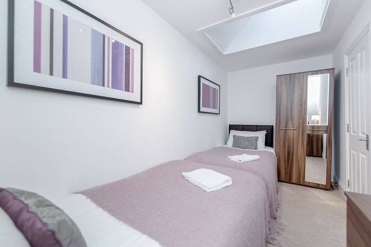Appartement entier, 3) Familles bienvenues, Parking gratuit, Wi-Fi gratuit, appartement moderne et commerces à proximité in Borough londonien de Hillingdon, Londres