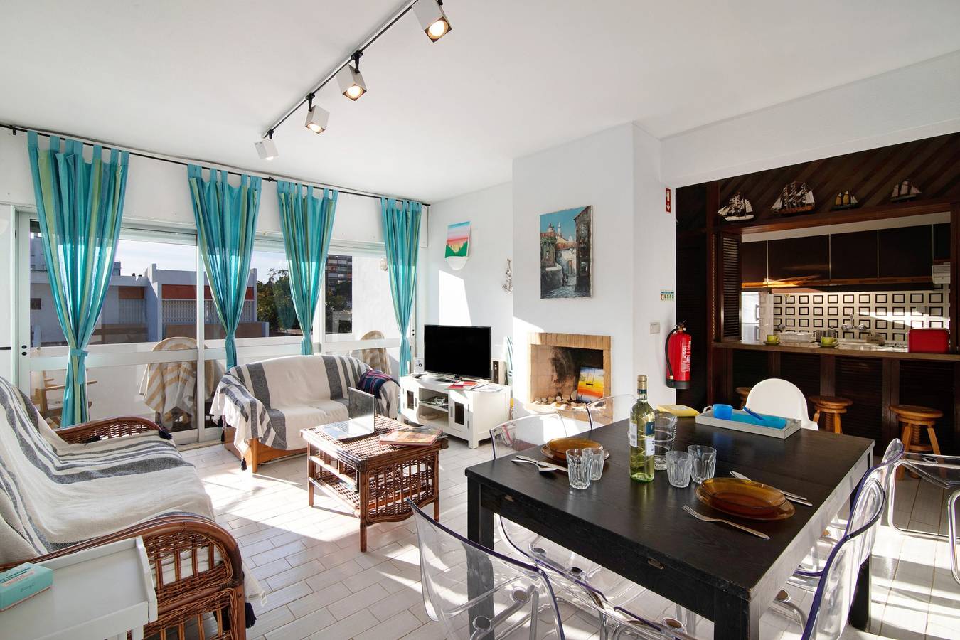 Entire apartment, Apartment 'Good Wave House' Vilamoura-Algarve. Central, spacious, bright and pleasant balconies in Quarteira, Faro District