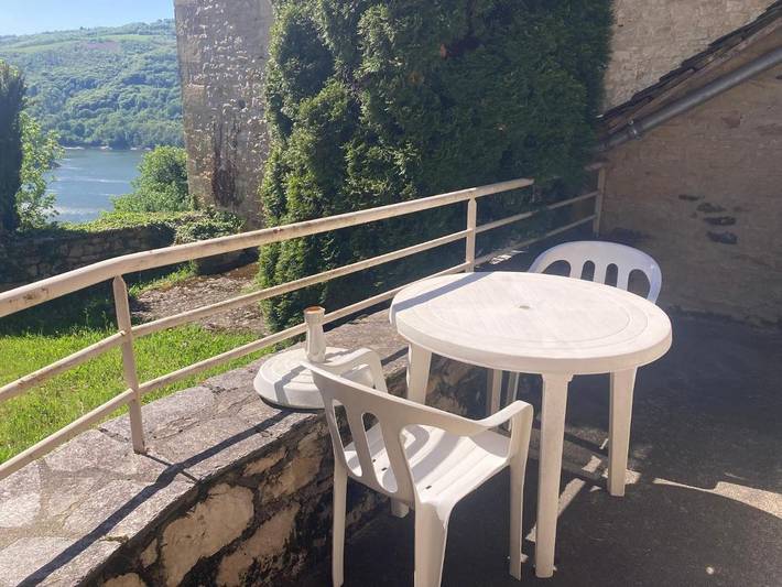Location de vacances pour 8 personnes, avec vue sur le lac et jardin ainsi que terrasse et vue à Castelnau-de-Mandailles - 2