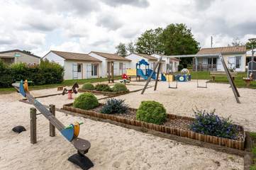 Gîte pour 7 personnes, avec piscine et jardin ainsi que bassin pour enfant et terrasse à Maché