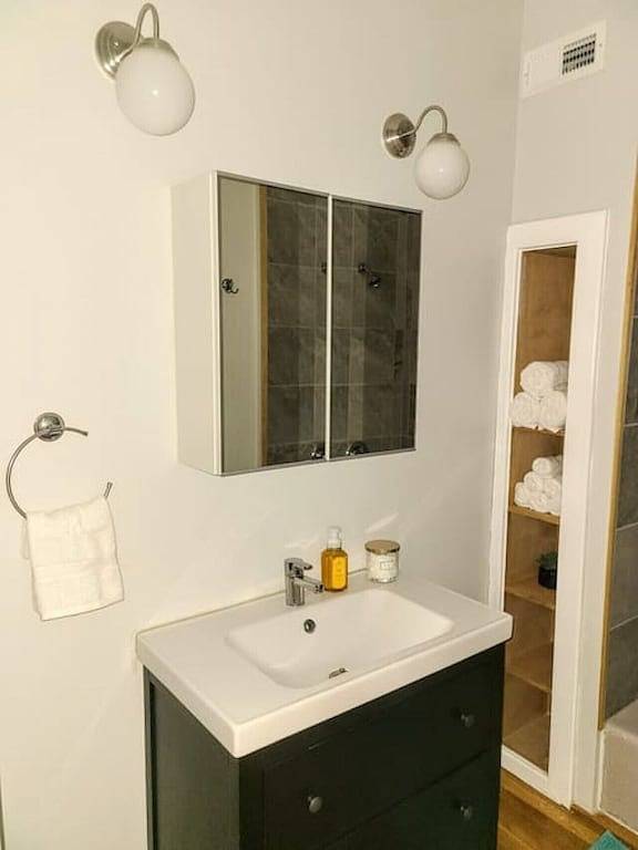 Ganze Wohnung, Contemporary 3-Bedroom Home with Balcony in Rva in Richmond, Virginia