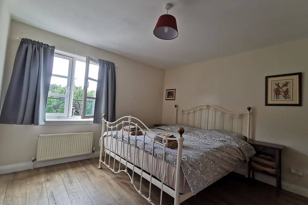 Entire apartment, 2 bed right on Leith Walk 15 min walk to Waverly ! in Leith, Edinburgh