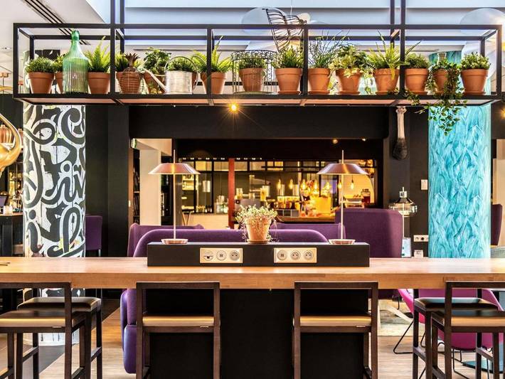 Hôtel pour 3 personnes, avec piscine et jardin à Bron